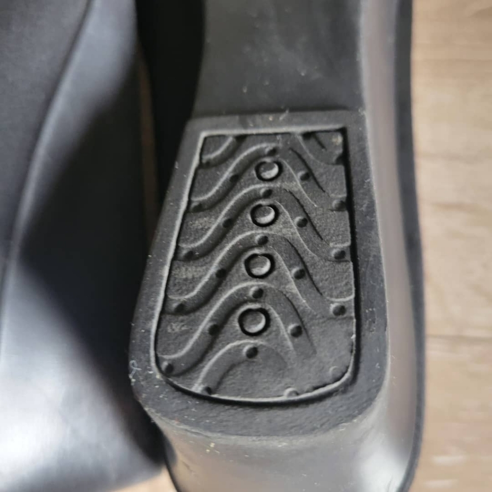 Women's Black Wedge Shoes with Rounded Toe. Size US 9 - Picture 8 of 8